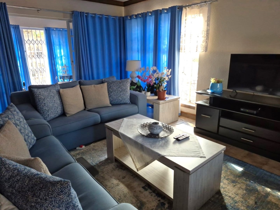 6 Bedroom Property for Sale in Flimieda North West